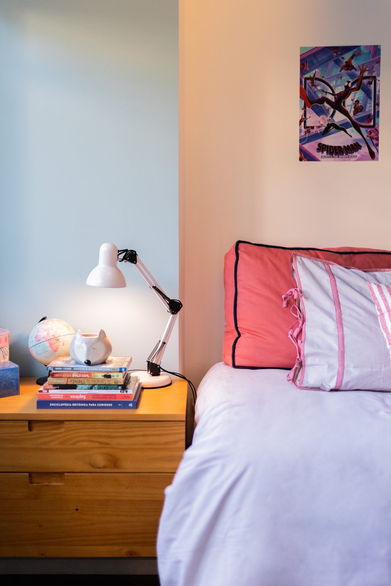 Cama infantil com luminária de mesa branca