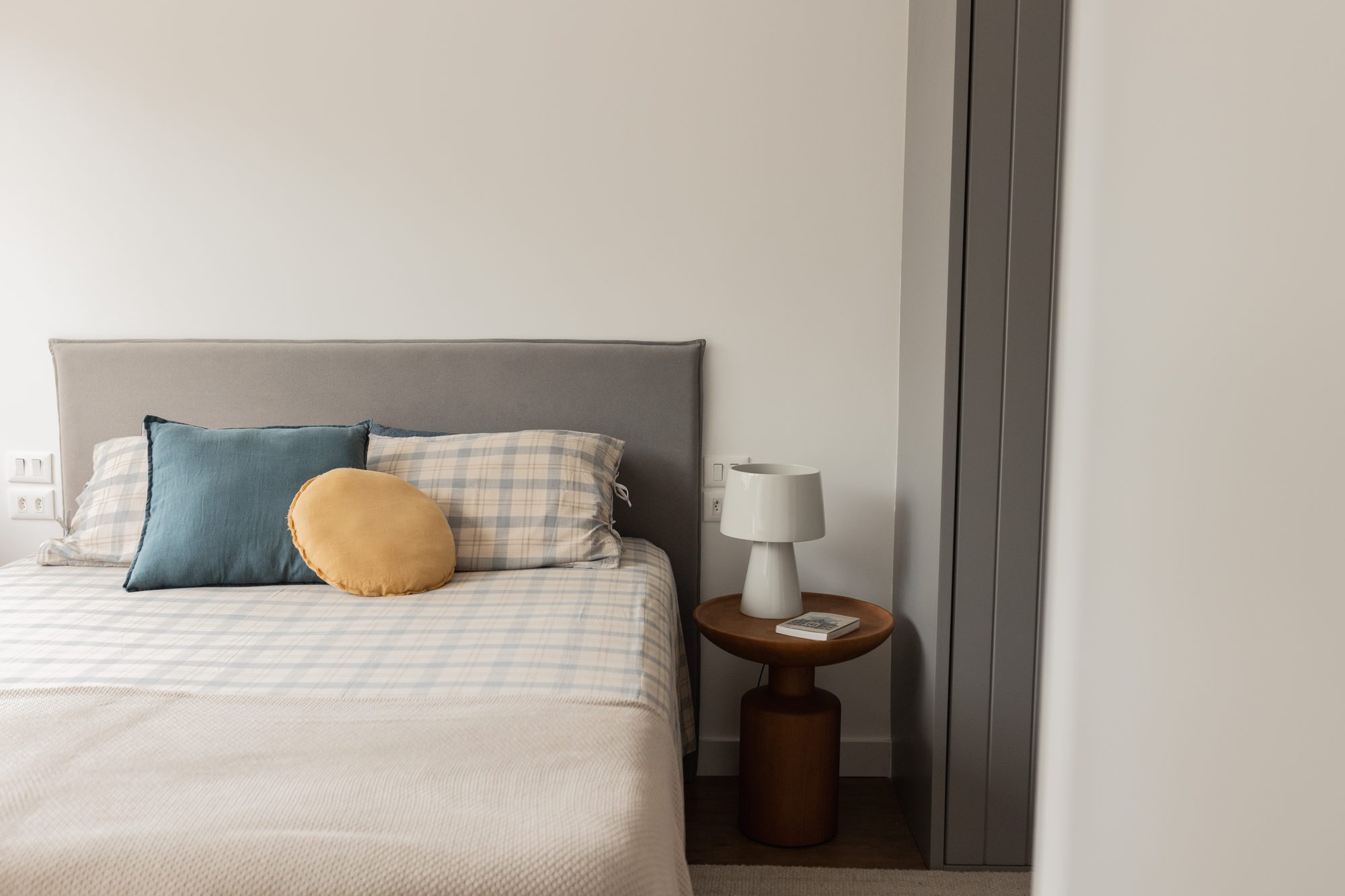 Quarto com cama de casal e cabeceira cinza