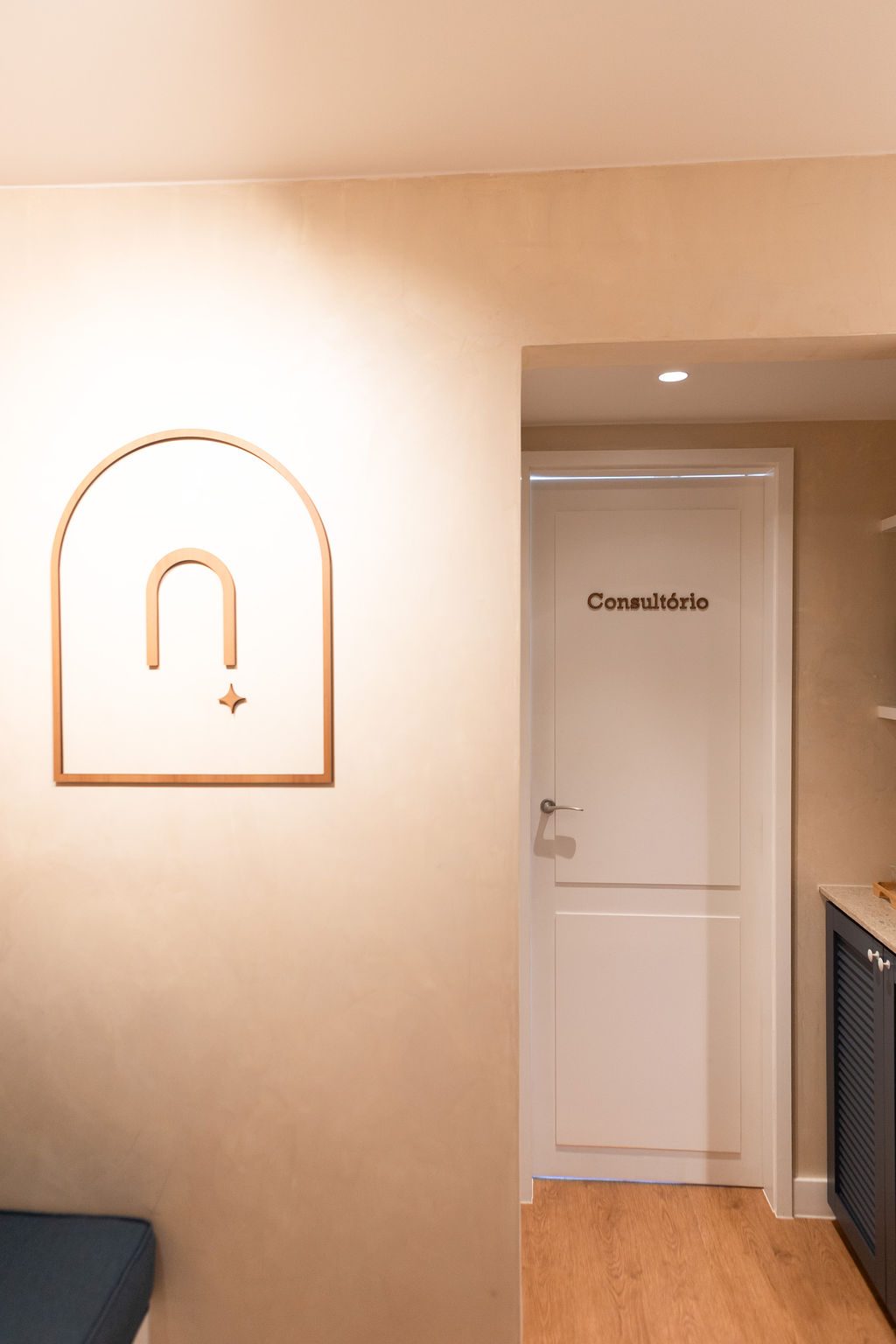 Porta com logotipo e placa "Consultório"