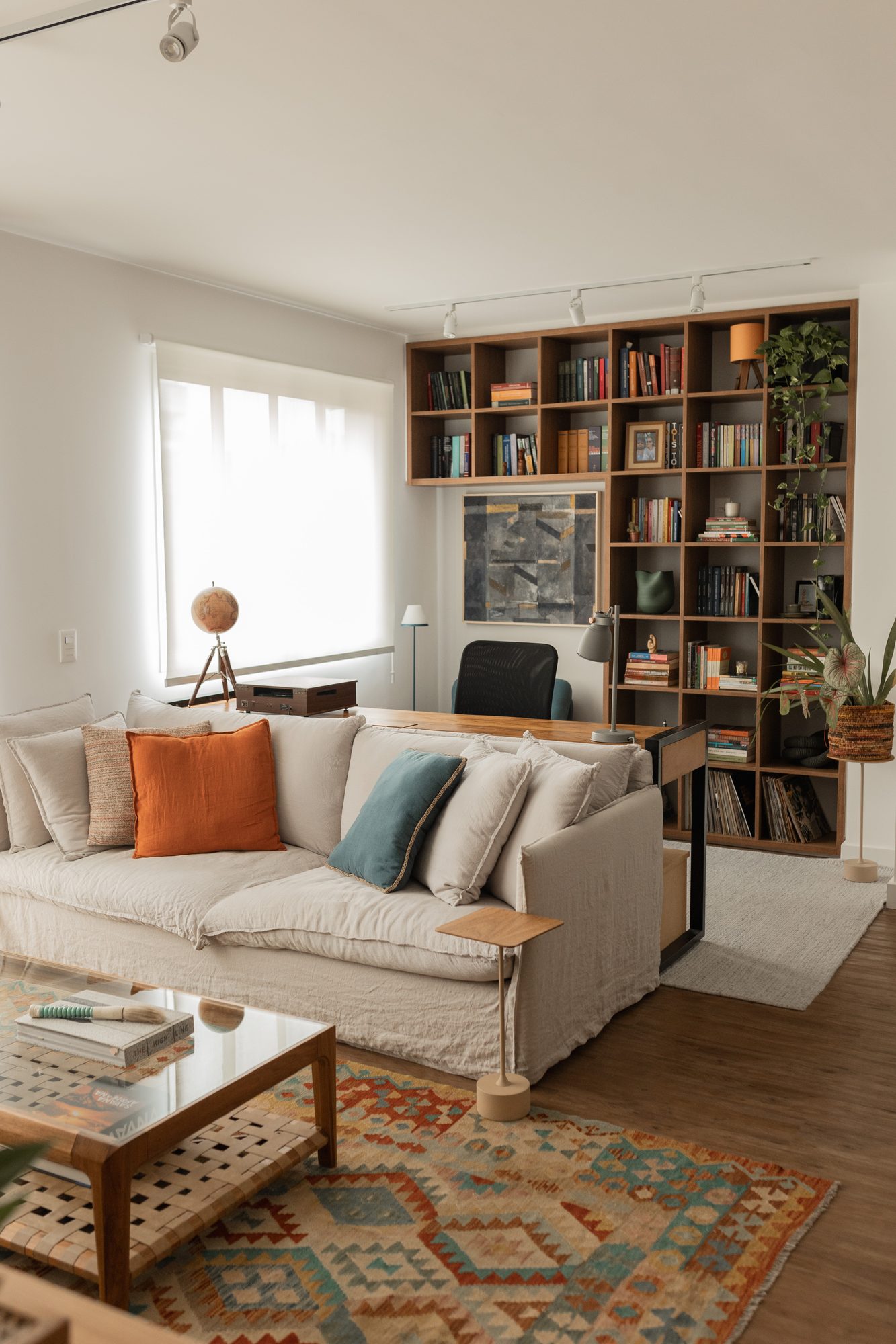 Sala de estar com estante de livros ao fundo