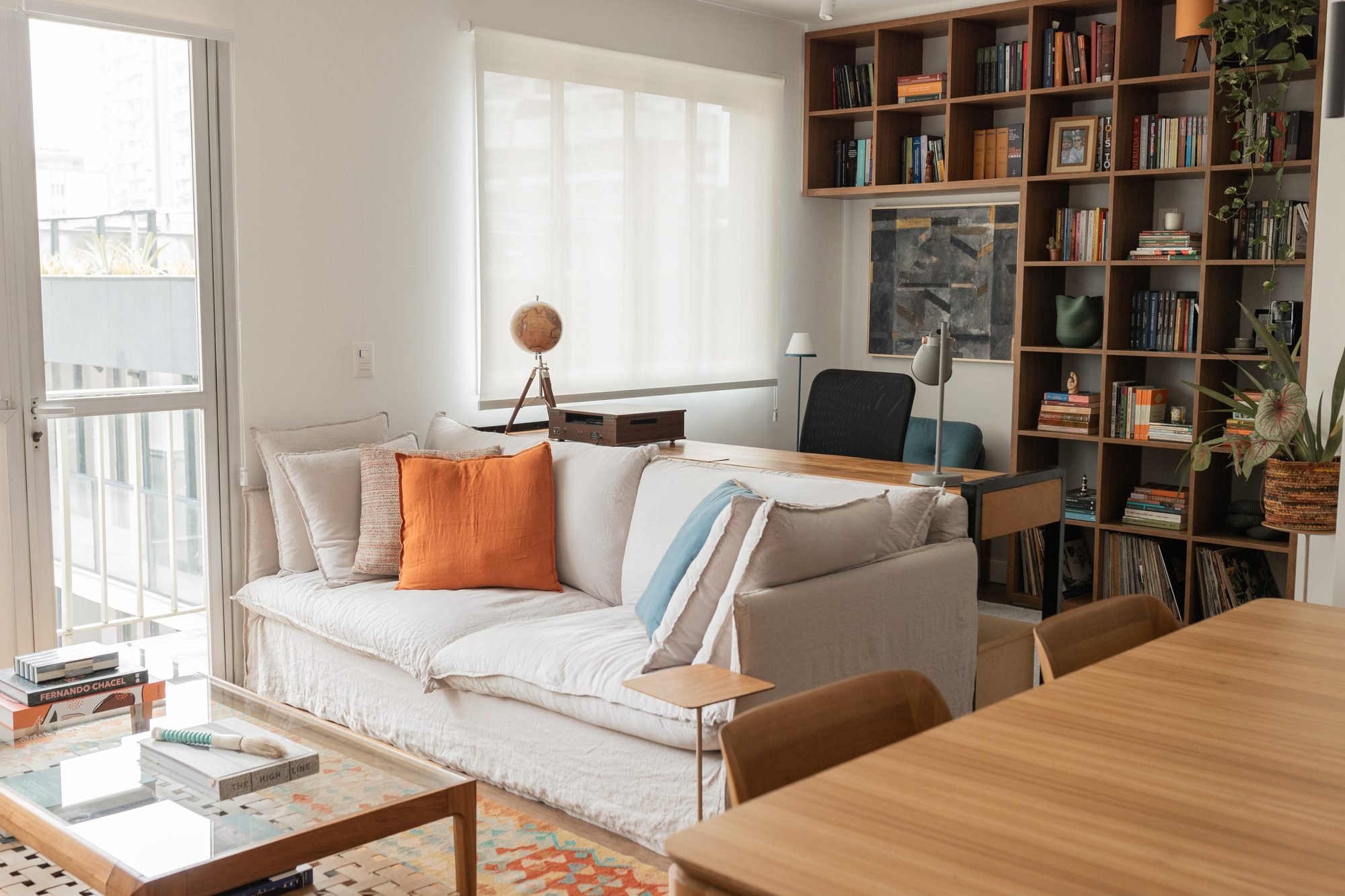 Sala de estar com sofá, mesa de centro e tapete colorido