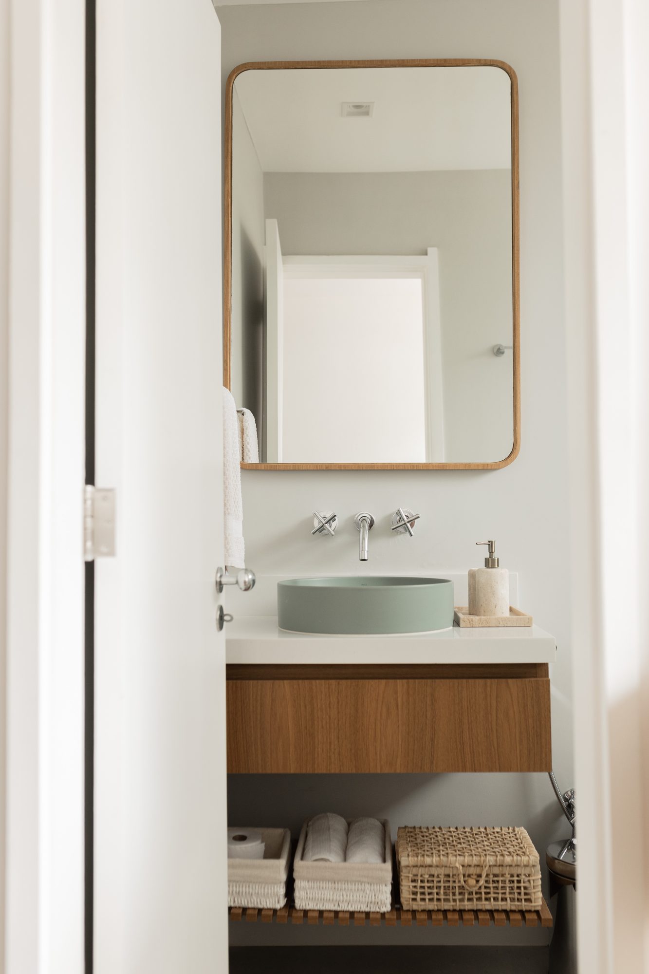 Lavabo com espelho arredondado e cuba verde