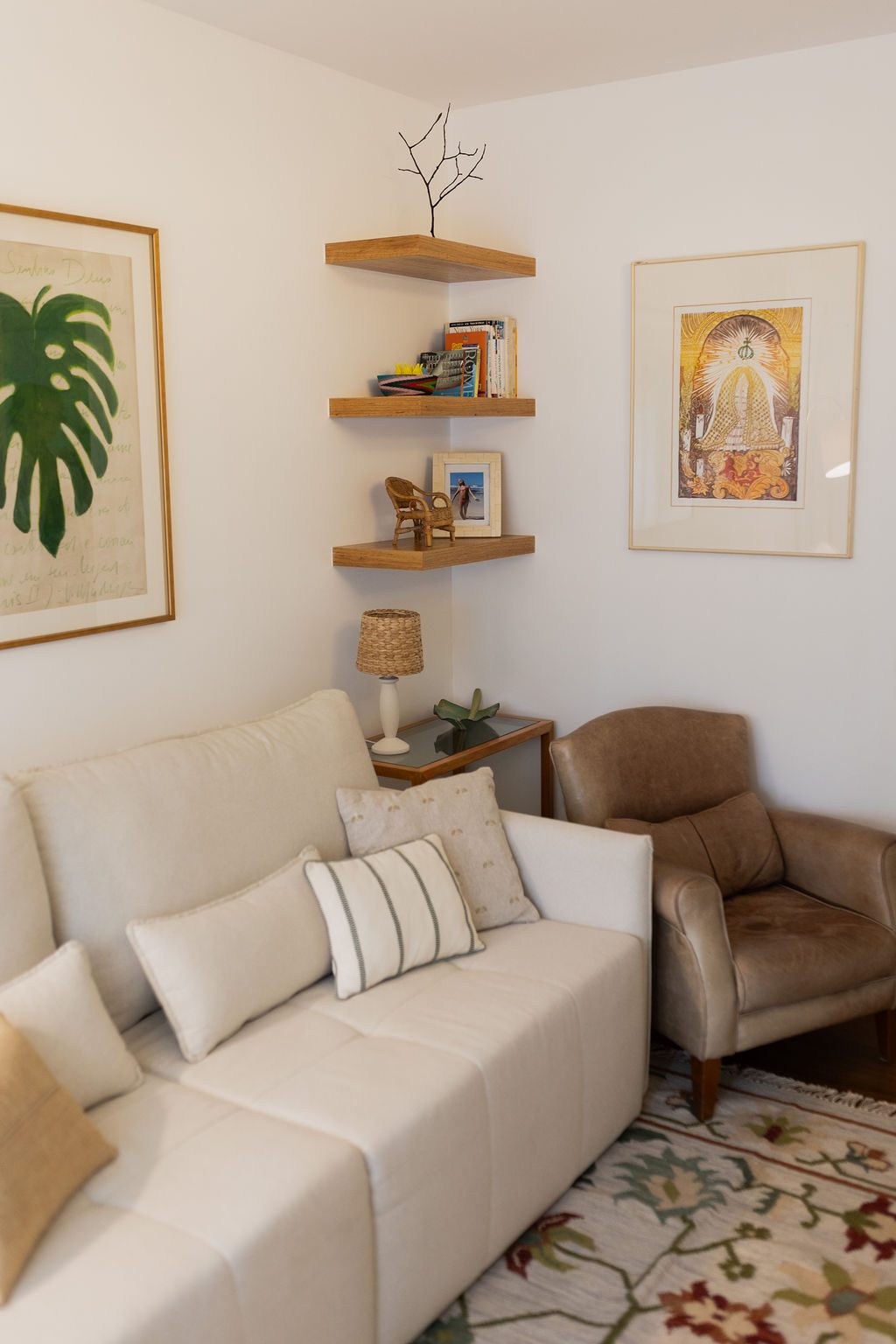 Sala de TV com poltrona e prateleiras de madeira