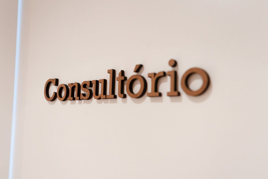 Letreiro "Consultório" na parede