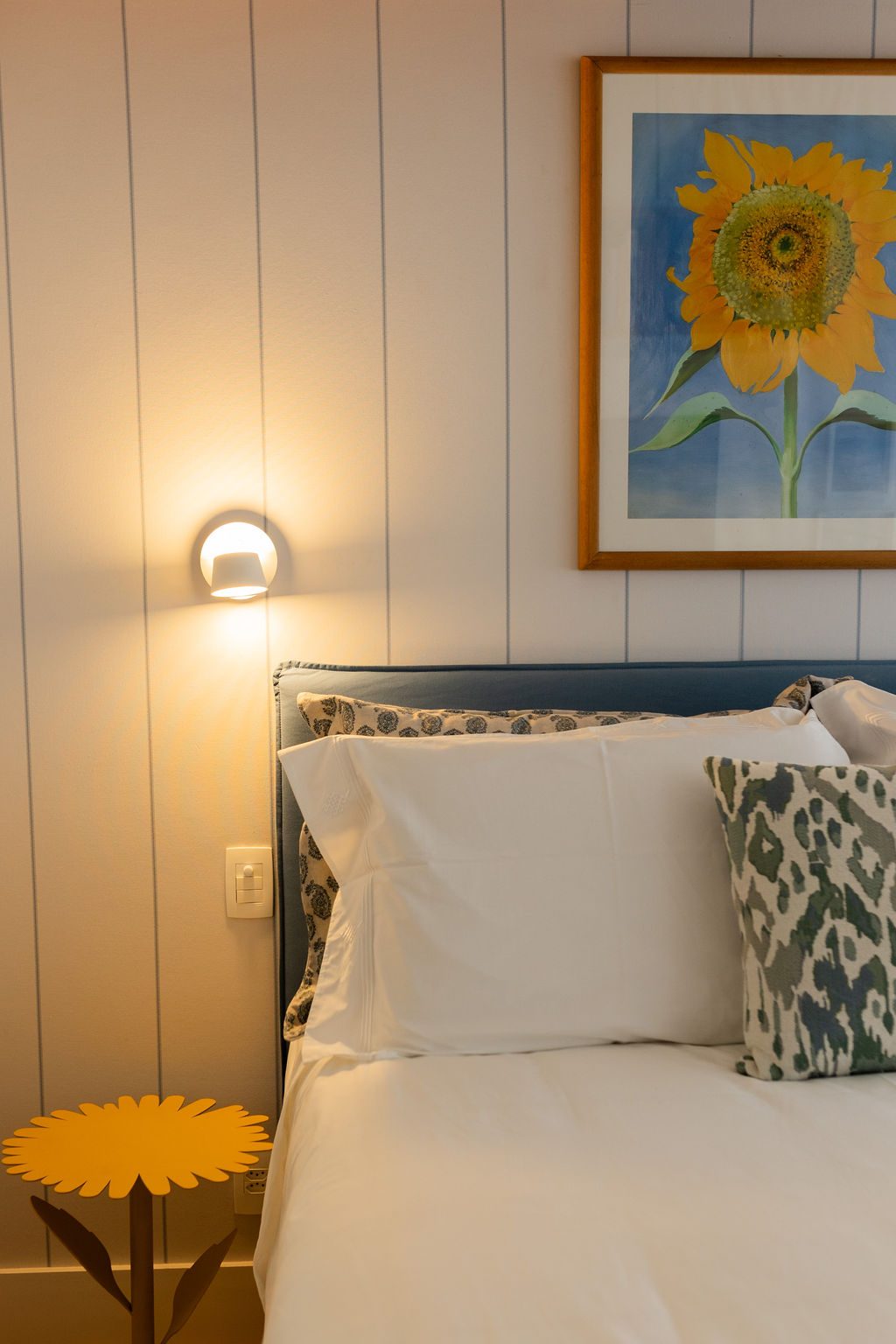 Cabeceira com arandela e quadro de girassol