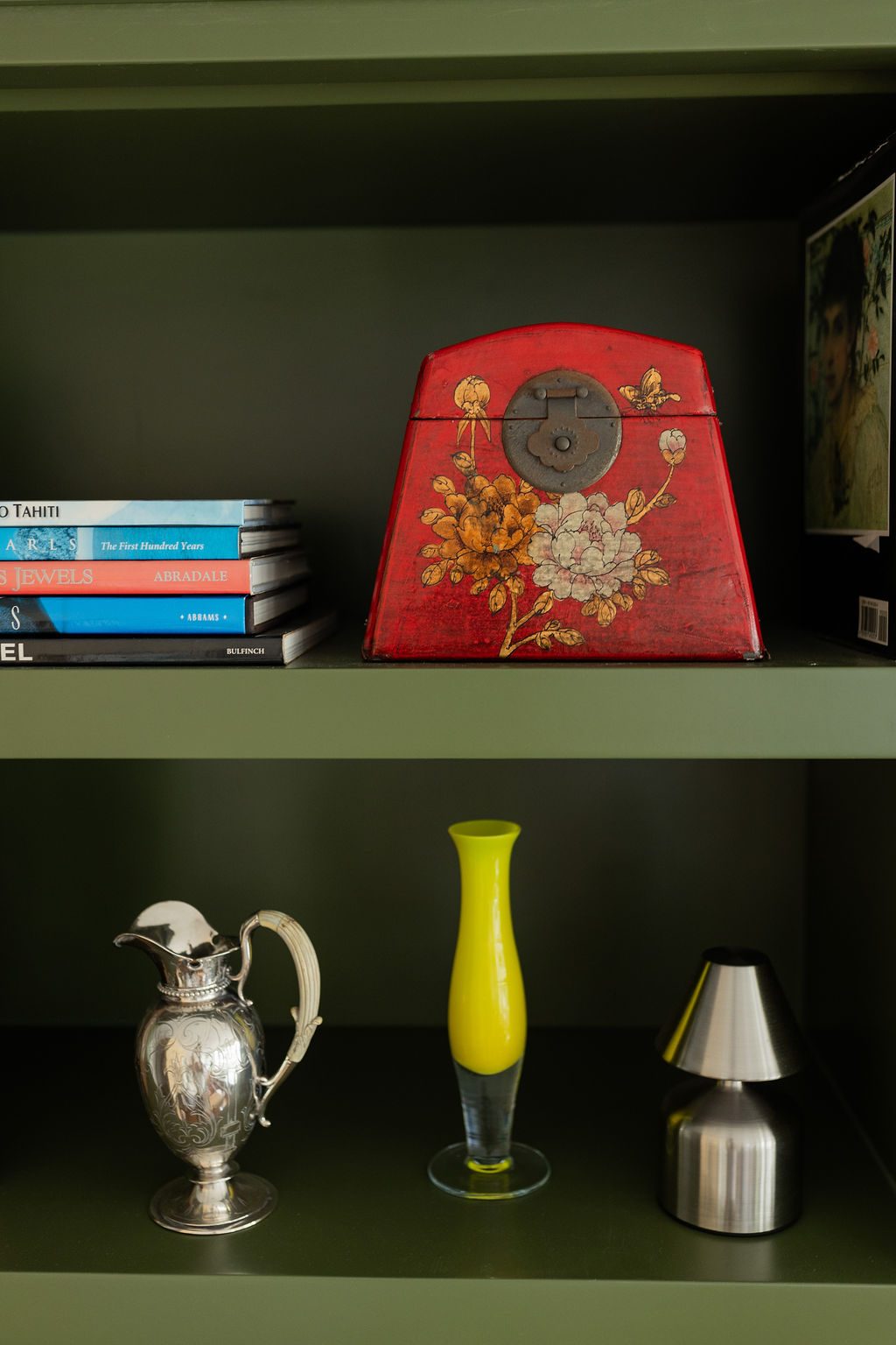 Detalhe da estante verde com objetos decorativos