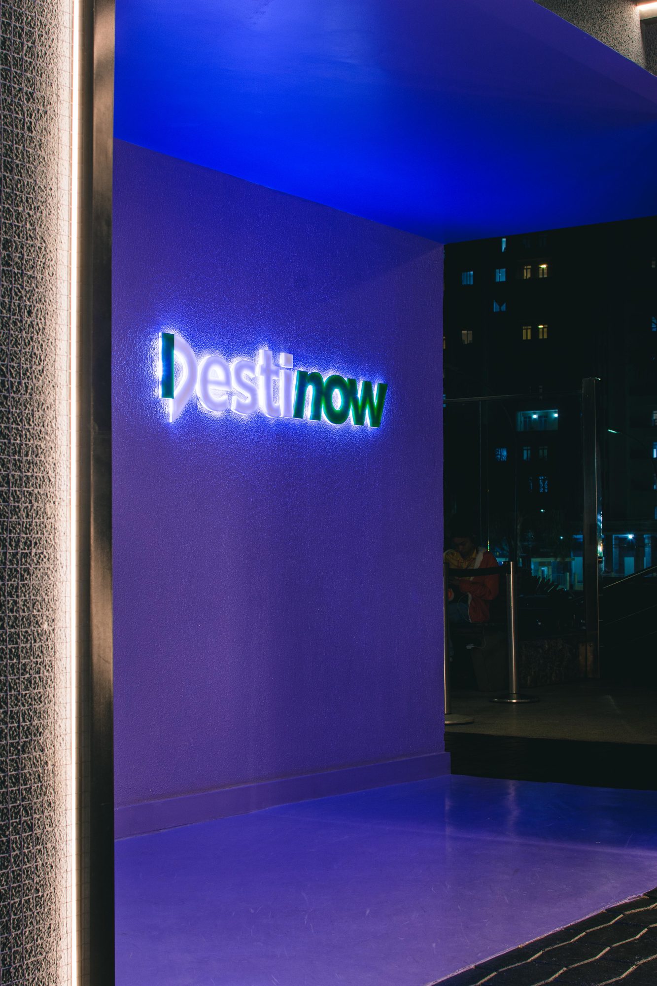 Painel com logotipo iluminado em azul